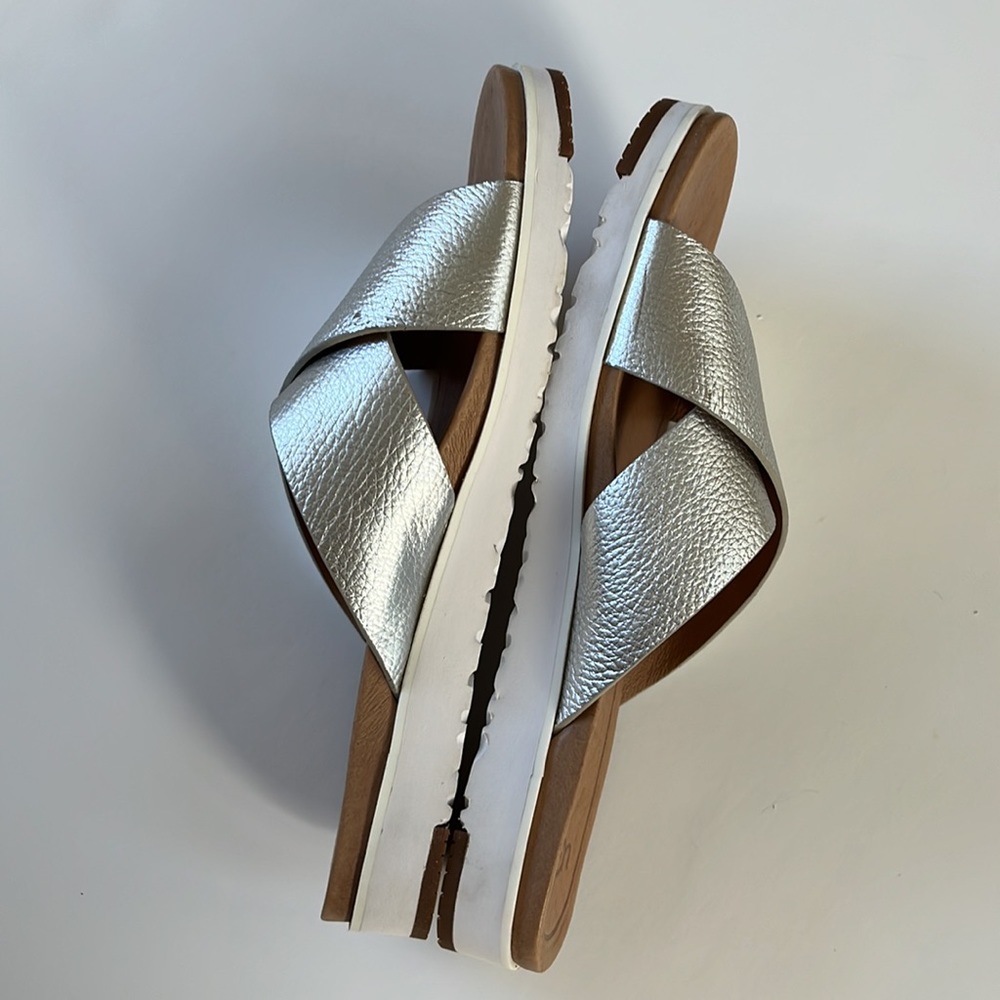 UGG Kari Metallic Sandal 11 - Picture 3 of 11